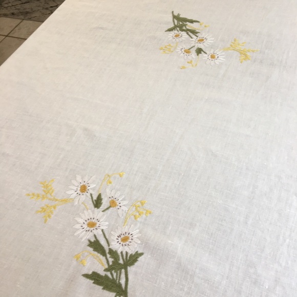 Tablecloth Plus a table topper - Picture 4 of 6